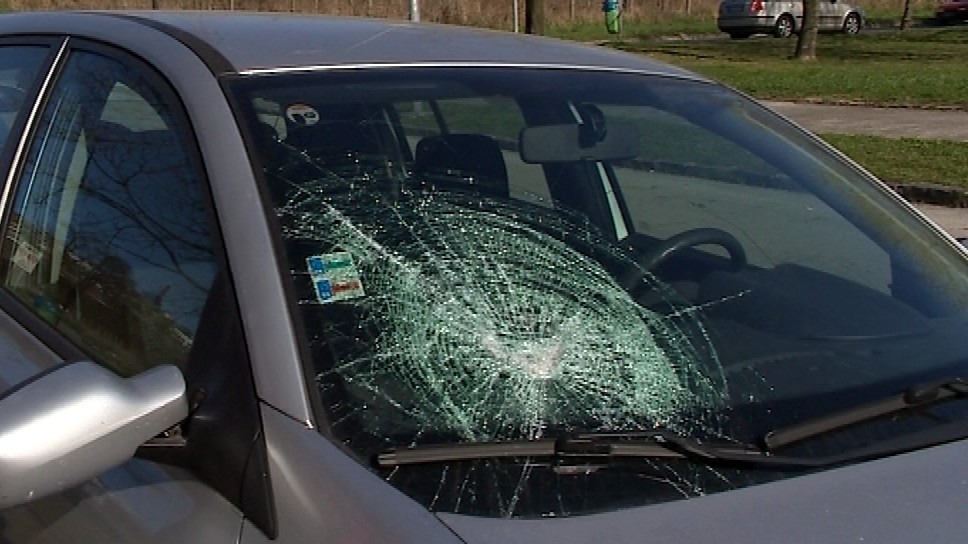 Vandal si svoju zlosť vybíjal na čelných sklách áut